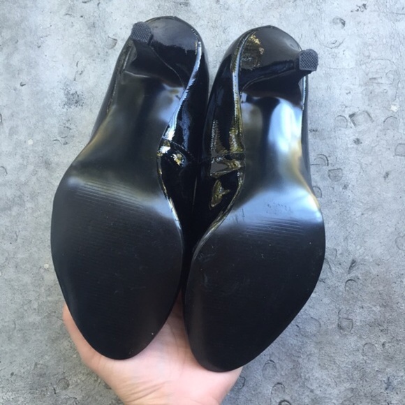 Steve Madden Ulltra Black Patent Leather Round Toe Pumps - Picture 5 of 5